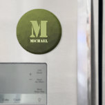 Arméns grönt, geometriskt nät mönster Monogram Magnet<br><div class="desc">Monogram Anpassa presenten till honom med din anpassningsbar i början och namn. Arméns grönt olivgradients geometriska maska mönster. Arméns övertoning av grönt, geometriska nät, trianglar av mönster, ombre. Arméns grönt mörk olivnyck för solmanövrering, kamera. Det härmar naturliga militära landskap, hårdhet, uthållighet, uthållighet. Jordens undertoner är kopplade till naturen, jordning. Symboliserar...</div>