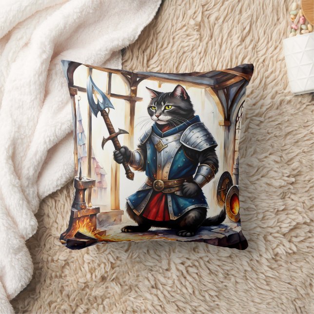 Armored Cat Holding Spear i Blacksmith Workshop Kudde (Filt)
