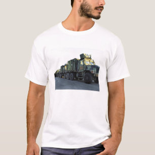 Armored lastbilar sitter på pir på den Morehead T Shirt