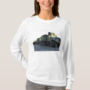 Armored lastbilar sitter på pir på den Morehead T Shirt
