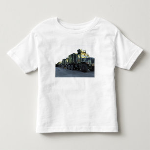 Armored lastbilar sitter på pir på den Morehead Tee