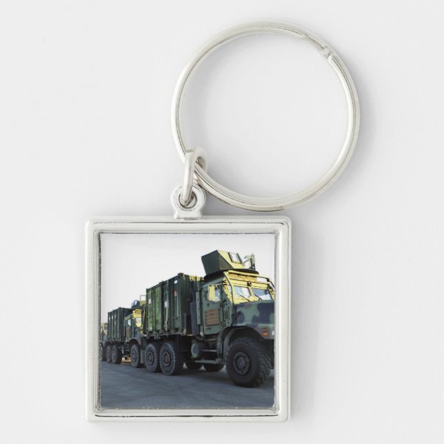Armored lastbilar sitter på piren i Morehead City Fyrkantig Silverfärgad Nyckelring (Framsidan)