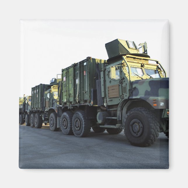 Armored lastbilar sitter på piren i Morehead City Magnet (Framsidan)