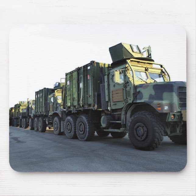 Armored lastbilar sitter på piren i Morehead City Musmatta (Framsidan)