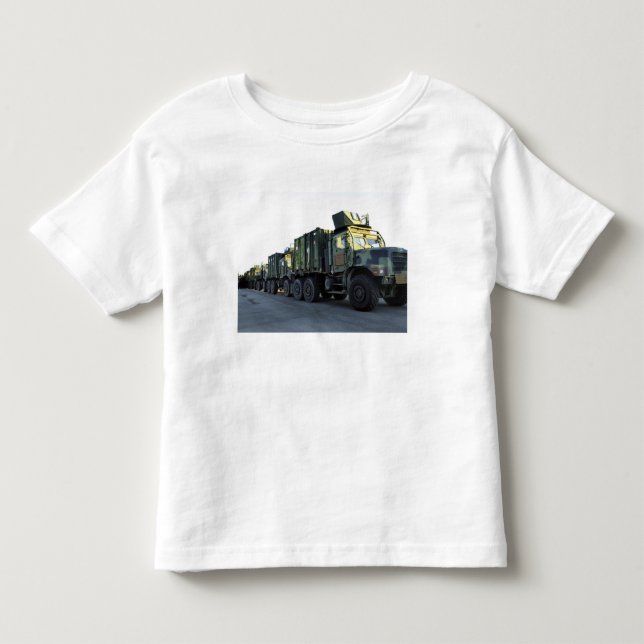 Armored lastbilar sitter på piren i Morehead City T-shirt (Framsida)