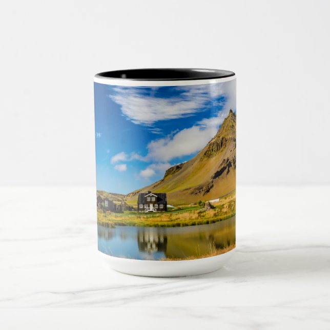 Arnarstapi Amtmansshus och berget Stapafell, Islan Mugg (Center)