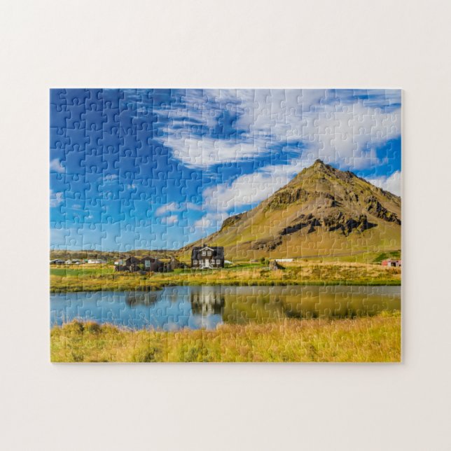 Arnarstapi Amtmansshus och berget Stapafell, Islan Pussel (Horisontell)