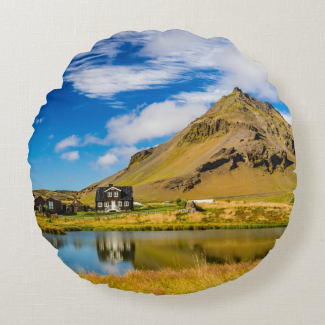 Arnarstapi Amtmansshus och berget Stapafell, Islan Rund Kudde (Framsidan)