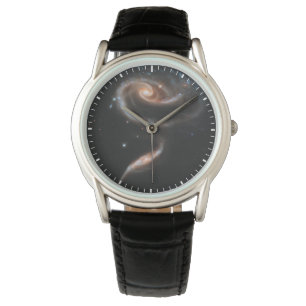 Arp 273 interagerande galaxer i Andromeda. Armbandsur