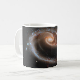 Arp 273 interagerande galaxer i Andromeda. Kaffemugg