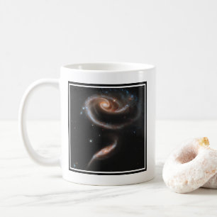 Arp 273 interagerande galaxer i Andromeda. Kaffemugg