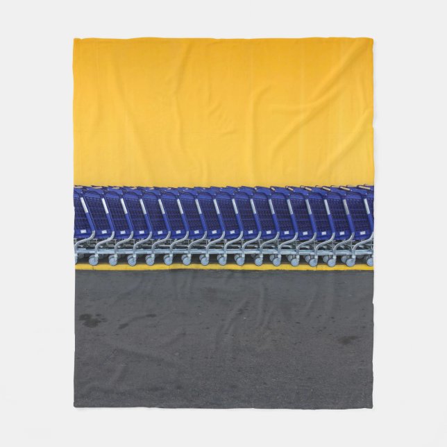 Arranged blue grocery carts fleecefilt (Framsidan)
