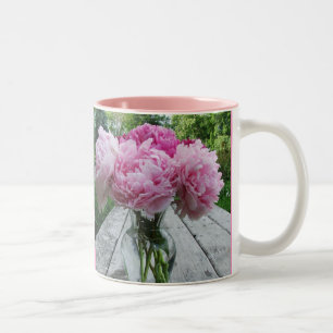 Arrangemang mugg för rosa pionpionvas