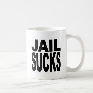 Arresten suger kaffemugg