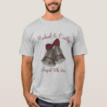 Årsdag Bröllop Silver Klockor Personlig T-shirt<br><div class="desc">Skjortan har en originalmarkörillustration av ett originalmönster med bröllop-temat - ett par silver klockor. Anpassa med din händelseinformation till en bröllop eller en party-T-tröja på årsdagen! Ser du inte vad du är tittar för? Behöver du hjälp med anpassning? Klicka på "rebeccaheartsny" (hörnet på den övre högerna) och "kontakta den här...</div>