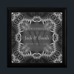 Årsdag för årsdagen för Sebrastammen Snöre Bröllop Smyckeskrin<br><div class="desc">Unik och Snyggt snöre-inspirerad design i svart vitt och silver grått - Exquisite och elegant personligt bröllp, Årsdag eller förlovning. Anpassa med namn, årsdag och monogram eller siffror - som är gjorda i en underbar presentlåda av trä till behållans inkorgar, smyckeskrin för dina speciellare nyckelpersoner. Gör en underbar gåva -...</div>