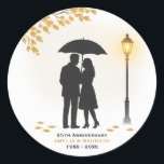 Årsdag för Bröllop i Golden Rain Romantik Runt Klistermärke<br><div class="desc">Golden Rain Romantik - Anpassade-årsjubileum Blockera med ett timelfritt kärlek till firande med denna elegant-årsjubileum, designad med en romantisk silhuett av ett par under ett paraply på en mjuk regngata. Den här konstruktionen är utformad av ett känsligt golden höst löv och vintagens varma glöd, och fångar in intimiteten, värmen och...</div>
