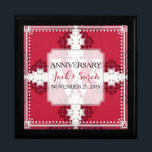 Årsdag för medeltida vitryska Kor-Bröllop Minnesask<br><div class="desc">Medieval och gotin inspirerade till utformningen när det gällde att stimulera färg av Crimson rosa (djup rosa), vit och svart. Stark och snyggt personligt bröllp, årsdag eller förlovning närvarande. Anpassa med namn, årsdag och monogram eller siffror - som är gjorda i en underbar presentlåda av trä till behållans trinketer, smyckeskrin...</div>