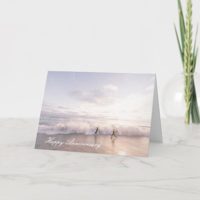 Årsdagskort med par som springer på stranden kort (Framsida)