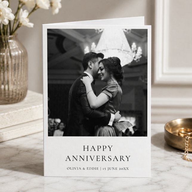 Årsfoto | Modern minimalistisk Elegant Kort (Custom photo anniversary card with names and date for a romantic milestone keepsake.)
