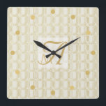 Art Deco 3 Brev Monogram Guld Cream Mönster Squ Fyrkantig Klocka<br><div class="desc">Dekor färg här är en ljusgräddbas med en slående guld art deco stil mönster i konsten deco stil. Med 3 brev monogram kan du lägga till par först namn initialer (mindre brev) och deras gemensamma gifta efternamn (större ursprungliga namn).</div>