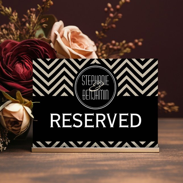 Art Deco Black och Beige Chevron Mönster Bordsnummer (Black and Taupe Vintage Art Deco Wedding - Reserved table Sign)