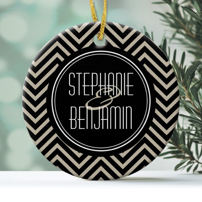 Art Deco Black och Beige Chevron Mönster Julgransprydnad Keramik (Personalized Wedding Ornament - Black and Tan Art Deco)