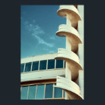 Art Deco-byggnad med spiral trappor Poster<br><div class="desc">En blå himmel bakom en konsthändelse bygger med en spiral-stiarcase och många fönster.</div>