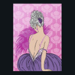 Art Deco Dam med Damask - BIANCA: Paristiskt plomm Poster<br><div class="desc">Vår vackra Bianca är klädd i en fullt kjol och hennes överdel har band som består av jevelsträngar. Hon håller en fläkt av fjädrar och sitter mot en bakgrund av en rik damm. Biancas hår är en massa krukor i ett fantastiskt skådespel som hålls i ställe med ett fläkt-format hårklipp....</div>