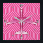 Art Deco-flygplan, Fuchsia- och Pastel-Rosa Fyrkantig Klocka<br><div class="desc">Klocket i en Art Deco-inspirerad idé om en futuristiska flygplan,  i en strimmig,  silkesfärgad gradient av djup fuchsia till pastelliserad rosa,  på djup fuchsisk rosa,  Deco-bakgrund</div>