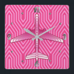 Art Deco-flygplan, Fuchsia- och Pastel-Rosa Fyrkantig Klocka<br><div class="desc">Klocket i en Art Deco-inspirerad idé om en futuristiska flygplan,  i en strimmig,  silkesfärgad gradient av djup fuchsia till pastelliserad rosa,  på djup fuchsisk rosa,  Deco-bakgrund</div>