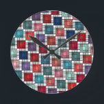 Art Deco-fyrkanter Rund Klocka<br><div class="desc">Den här väggklockan har en konsdeco-design av fyrkanter som är gjorda av överlappande vinklar i återskuggningar av blått och rosa.</div>