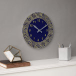 Art Deco Guld Blue Grekiska Guld-markeringarna Nyc Stor Klocka<br><div class="desc">Art-Deco Guld Blue Grekiska Nyckel Gräns,  Guld Markers Wall Clock A Classic art deco guld gräns på en djup blå bakgrund.  Siffermarkörerna finns också i guld.</div>