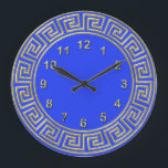 Art Deco Guld Blue Grekiska Nyckel Gräns DIY Backg Stor Klocka<br><div class="desc">Art-Deco Guld Blue Grekiska Nyckel Gräns, Guld Markers Wall Clock, välj din egen Färg DIY-bakgrund En klassisk konst deco guld gräns på en Do It You Färg Choice-bakgrund (till att börja med Grekiska blå). Siffermarkörerna är också ett guld färg. Observera att detta är en digitalt skapat grafisk design som överförs...</div>