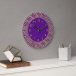 Art Deco Guld Lila Grekiska Nyckel Gräns DIY BG Stor Klocka<br><div class="desc">Art-Deco Lila Grekiska Nyckel Gräns, Guld Markers Wall Clock, Välj din egen Färg DIY Background ============= En klassisk konsthändelse guld gräns på en Do It You Guld Choice-bakgrund (ursprungligen inställd på Färg). Siffermarkörerna är ett guld färg. Observera att detta är en digitalt skapat grafisk design som överförs till den underliggande...</div>