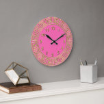 Art Deco Guld Shock rosa Gregrekiska Nyckel Gräns  Stor Klocka<br><div class="desc">Art-Deco Guld Gräns, Guld Markers Wall Clock, välj din egen Färg DIY-bakgrund ===================== En klassisk konst deco guld gräns på en Do It You Shock rosa Choice-bakgrund (ursprungligen inställd på Nyckel). Siffermarkörerna är ett guld färg. Observera att detta är en digitalt skapat grafisk design som överförs till den underliggande produkten....</div>