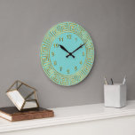 Art Deco Guld Turcos grekiska MKS för Nyckel Guld Stor Klocka<br><div class="desc">Art-Deco-Guld Turquise Grekiska Nyckel Gräns, Guld Markers Wall Clock A Classic art deco guld gräns på en turkobakgrund. Siffermarkörerna finns också i guld.</div>