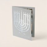 Art Deco Hanukkiah Menorah Lycklig Hanukkah Folierat Kort<br><div class="desc">Önskar vänner och familj "Lycklig Hanukkah" med denna konsthändelse inspirerade hanukkiah i verkliga folier,  silver eller guld. Foto tillval inuti.</div>