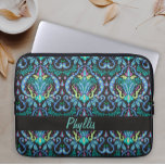 Art Deco Modern Black Turcos Namn Personlig Laptop Fodral<br><div class="desc">Anpassa en moderiktig och snyggt bärbar dator fodral med ditt namn för ett vackert mode påstående eller byta till ett monogram. Du kan ta bort anpassningen om du inte vill ha den. Utformningen är skapat med det feta färgen svart och turkotisk tealblått med beröring av magenta och chartreuse lime green....</div>