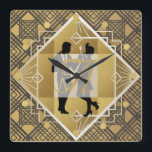 Art Deco Monogram Flapper Couple Newlyweds Decor Fyrkantig Klocka<br><div class="desc">Bilden av vintagen är skarp i Blac och guld med ett 1 920-talsparti i art deco stil. Med 3 brev monogram kan du lägga till par först namn initialer (mindre brev) och deras gemensamma gifta efternamn (större ursprungliga namn).</div>