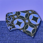 Art Deco mönster i blått och svart nr 2 Slips<br><div class="desc">Den här nektien har ett klassiskt Art Deco-mönster i ljusmarkt blått och svart, en vintage-geometrisk design som skapats av Alma Wad. Det är ett unikt objekt som är perfekt för examina eller andra specialtillfällen. Numreringen 2 av det här slitaget trycks på båda sidor, vilket ger en elegant beröring åt vilken...</div>