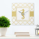 Art Deco Ocean Wave Guld Seahorse Beach House Fyrkantig Klocka<br><div class="desc">Denna konstruktion har en sjöfågel med guld-effekt,  havsvåg mönster. Kustbilden i Art Deco stil gör en modern och unik väggklocka för strandhus.</div>
