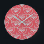 Art Deco  Rund Klocka<br><div class="desc">Den här klockan har en Art Deco-design av diamanter och trianglar i silver på en fält av burgundi.</div>