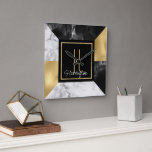 Art Deco Stil Marble och Guld Monogrammed Fyrkantig Klocka<br><div class="desc">Modern tar på sig en Art Deco-inspirerad väggklocka, som görs i ett geometriskt mönster av guld-tonfolie, vita marmor och svarta marmor. En svart och guld-kvadrat i mitten har ett monogram med en gyllene gult och ett redo med vit text i brev för att anpassa sig. Snygg hemdekanter och gör en...</div>