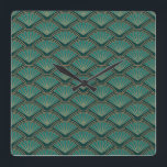 Art Deco stil mönster i den femte grönten färg Fyrkantig Klocka<br><div class="desc">Abstraktens geometriska vågigt mönster i Art Deco stil på med grönt och kopparfärgad vågar och fläkt dekoration på mörk grönt färg  bakgrunden i</div>