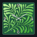 Art Deco Stilized Fern, Gröntens skuggor Fyrkantig Klocka<br><div class="desc">En stiliserad Art Deco fern tapet mönster i en mjuk,  skuggad övertoning av grönt mot en djup,  framväxande bakgrund av grönten med silver-tal</div>