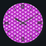 Art Deco wave mönster - violet och orchid Stor Klocka<br><div class="desc">En Art Deco mönster,  som bygger på den traditionella vågen mönster,  som ofta ses i japanska textilier,  i skuggor av violett och orchid rosa - digitalt förbättrad för en förhöjd,  emaljeffekt.</div>