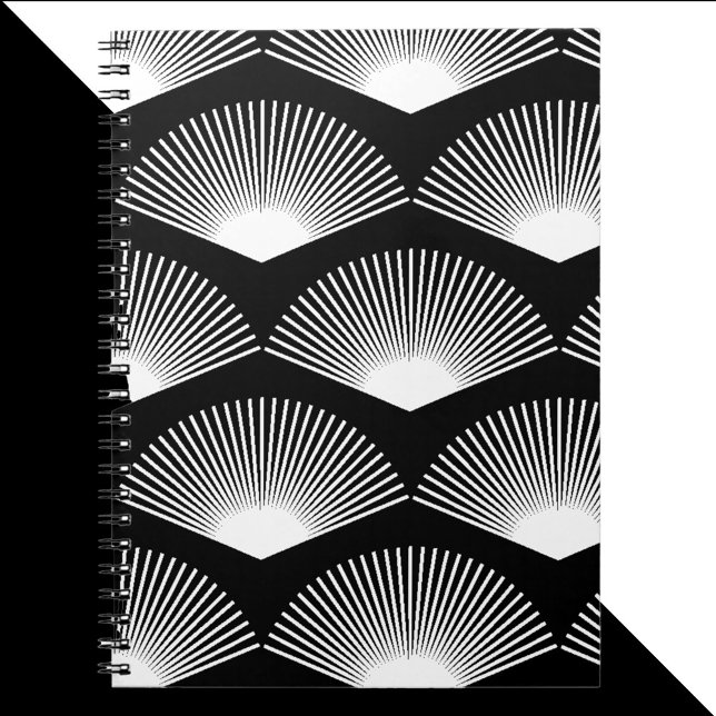 Art Deco White Fläkt Mönster Black Background Anteckningsbok (A notebook with an art deco white fan pattern on a black background.)