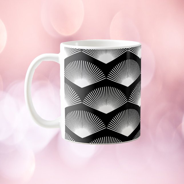 Art Deco White Fläkt Mönster Black Background Kaffemugg (A mug with a white fan art deco pattern on a black background.)
