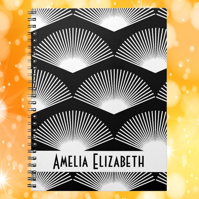 Art Deco White Fläkt Mönster Black Personalize Anteckningsbok (A note book with a white art deco fan pattern on a black background and text you can personalize.)